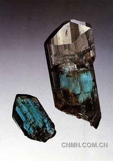蓝柱石:残缺中见到夜的晶莹。