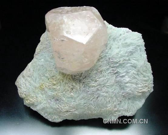 铯绿柱石(玫瑰绿宝石、摩根石)Morganite(据林显扬)
