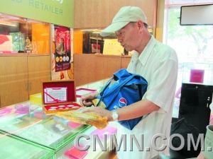 广州市民李伯以1960元所谓优惠价邮购的《党的岁月》纪念币(含5枚银币2枚金币)被鉴定为赝品。这套假币同时伪造了收藏证书和检验报告