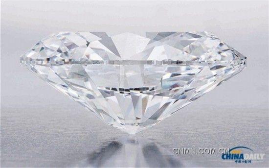 【世界上最大夜明珠 估价22亿元】这颗夜明珠重达6吨,直径1.6米,价值22亿元人民币,曾在海南文昌市宝玉宫展出。它来自中国内蒙古,材质以萤石矿物为主,工匠用3年时间加工而成现形,在关闭光源的黑暗环境中能发出晶莹透亮的光芒。一起来膜拜神珠吧。。。